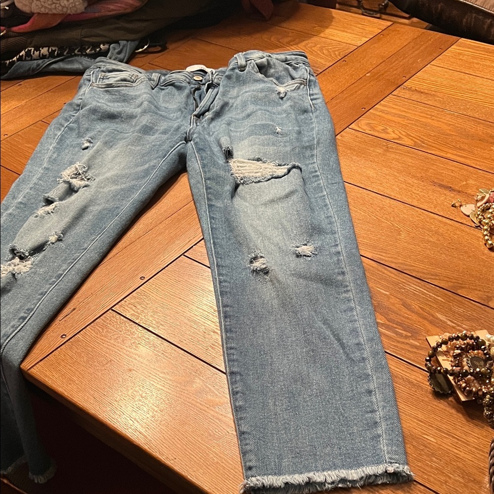 Trendy Distressed Cropped Jeans in Blue